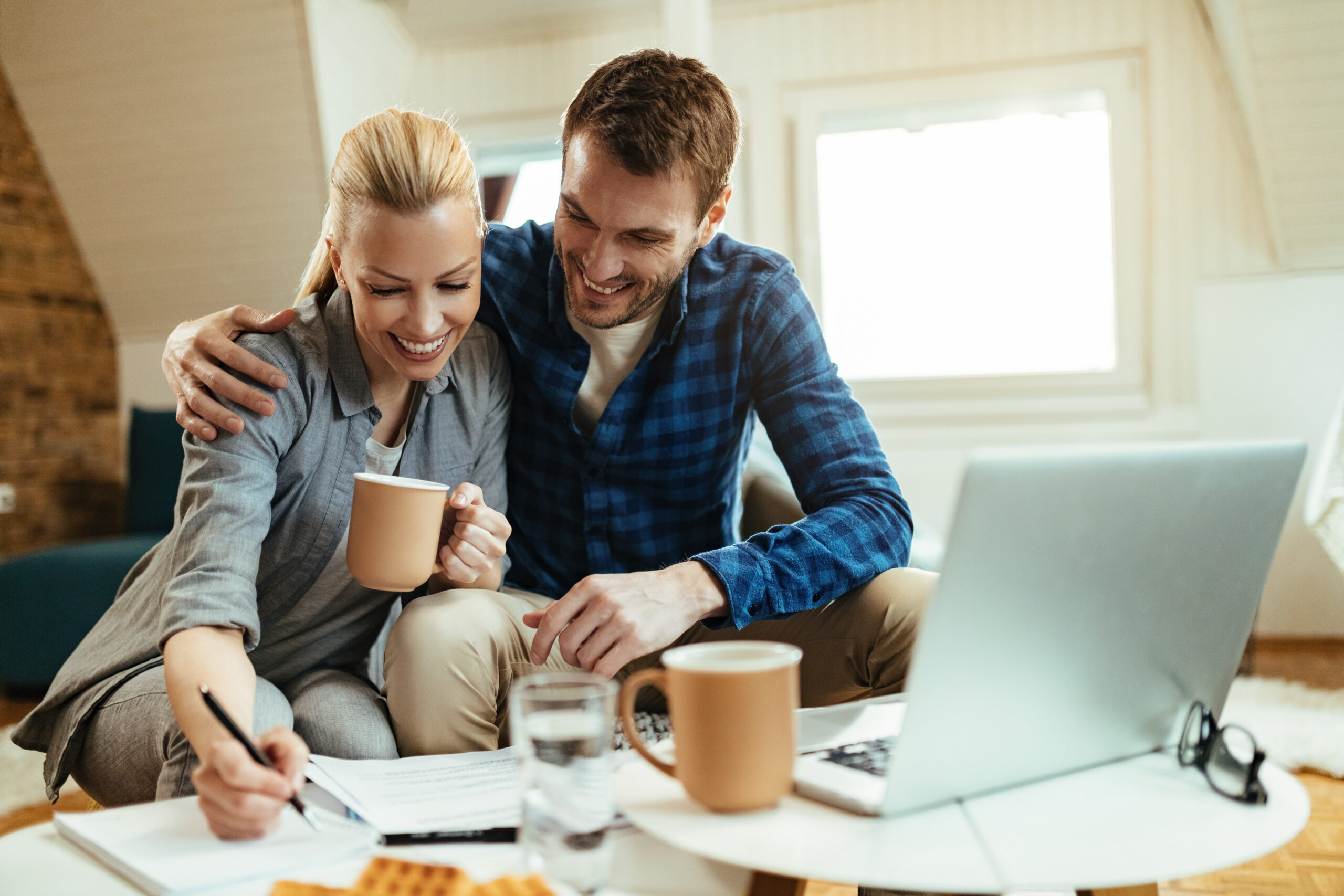 A happy couple feels satisfied with their emergency fund strategy.
Pict from Freepik.com